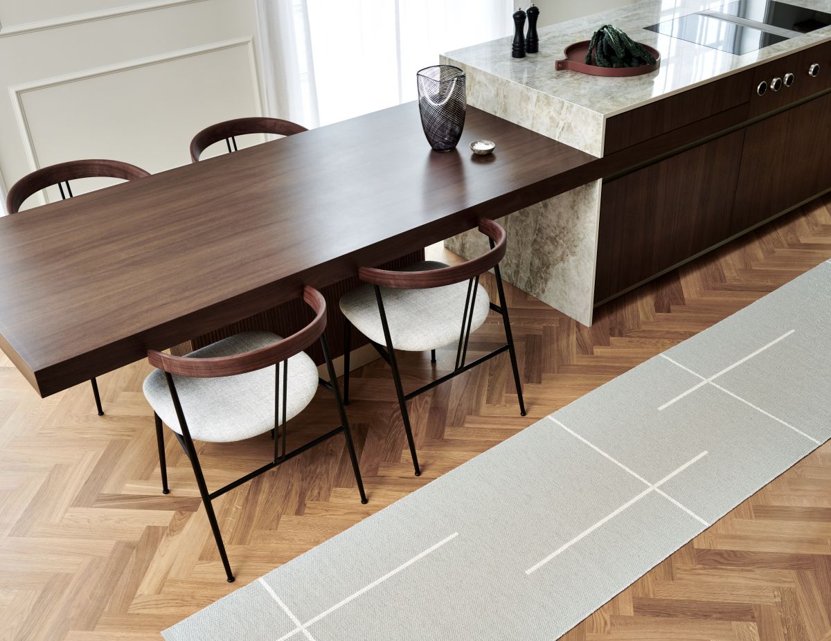 Pappelina Teppich Fred Linen 70x90cm im modernen Esszimmer auf Parkettboden. Design Teppich für stilvolles Wohnen.