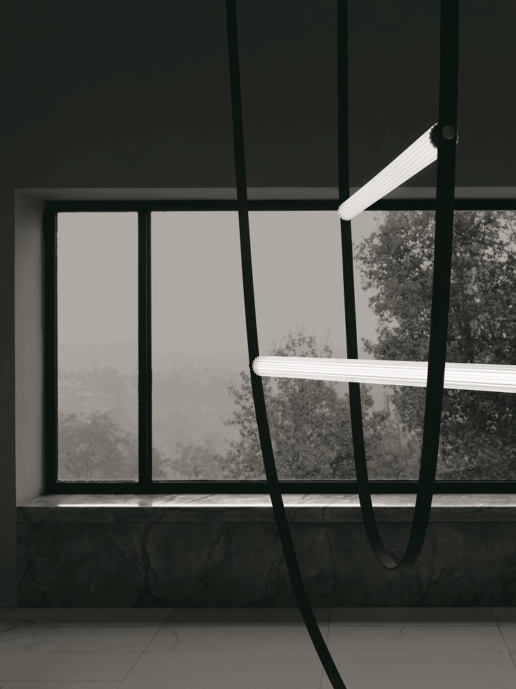 Nahaufnahme der Wireline Pendelleuchte von Flos in Waldgrün vor einem Fenster.