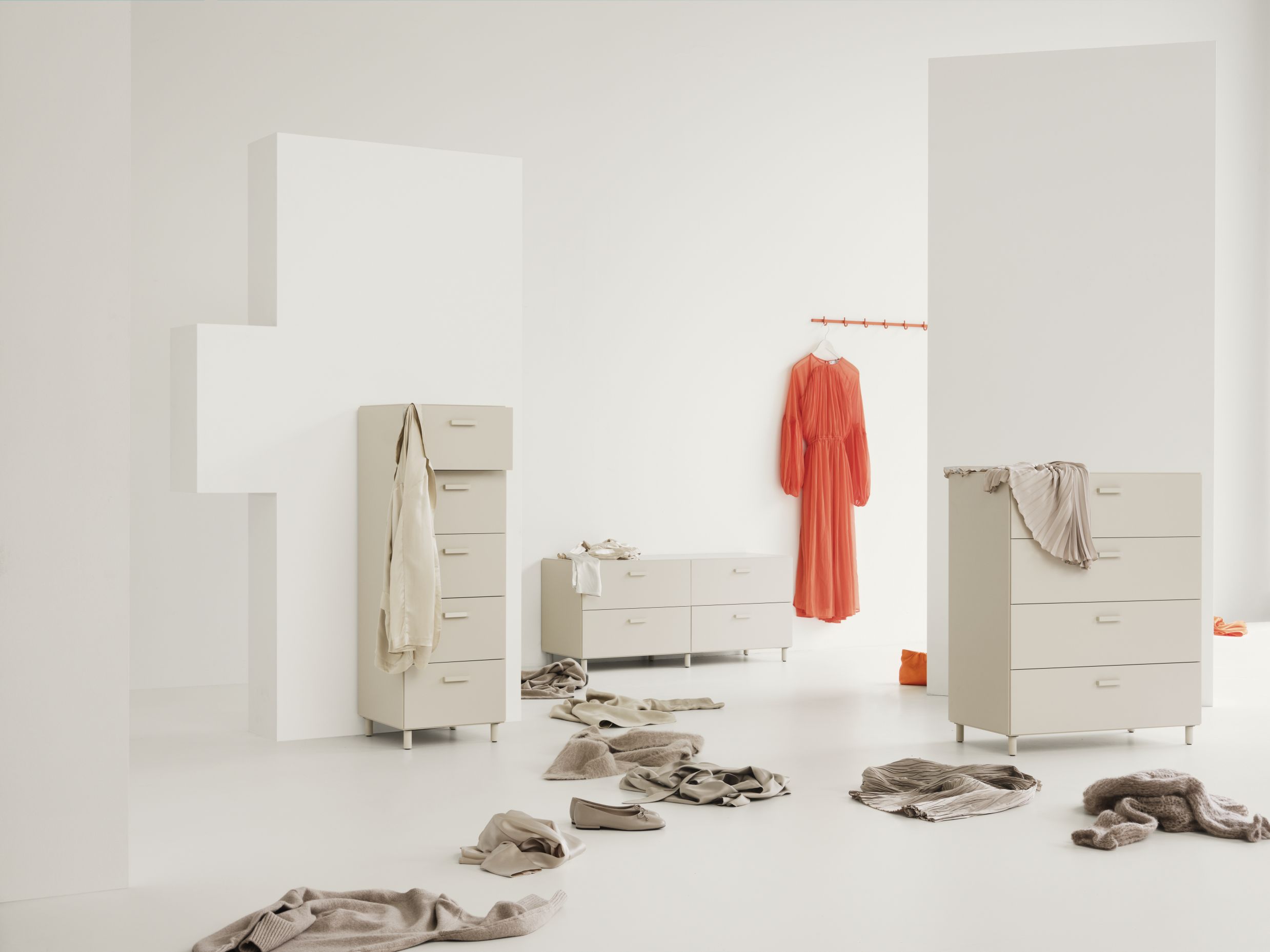 Relief Kommode hoch mit Sockel weiß String Furniture