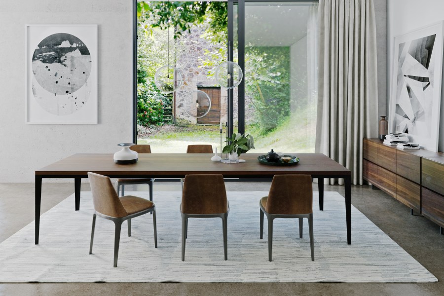 Floy Esstisch Trebord aus Holz mit Stühlen in modernem Esszimmer Interieur.