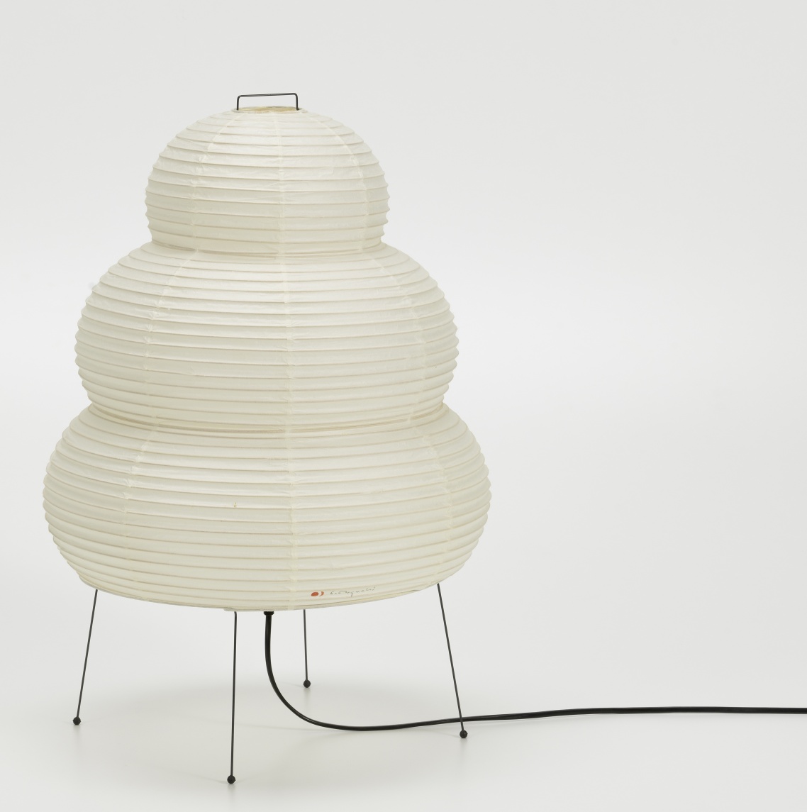 Akari 24N Tischleuchte von Vitra: Japanische Papierleuchte mit schwarzem Drahtgestell für stimmungsvolle Beleuchtung.