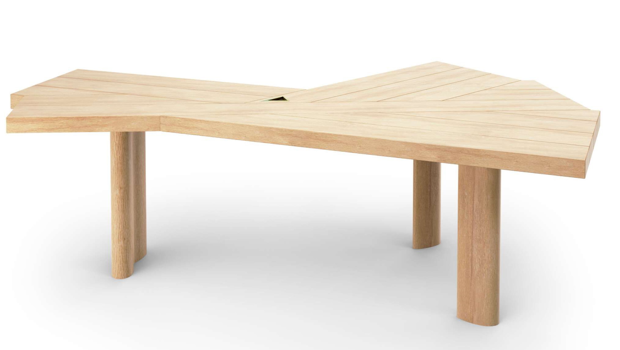 Heller Holztisch "Ventaglio" von Cassina mit geometrischem Design und drei zylindrischen Beinen.