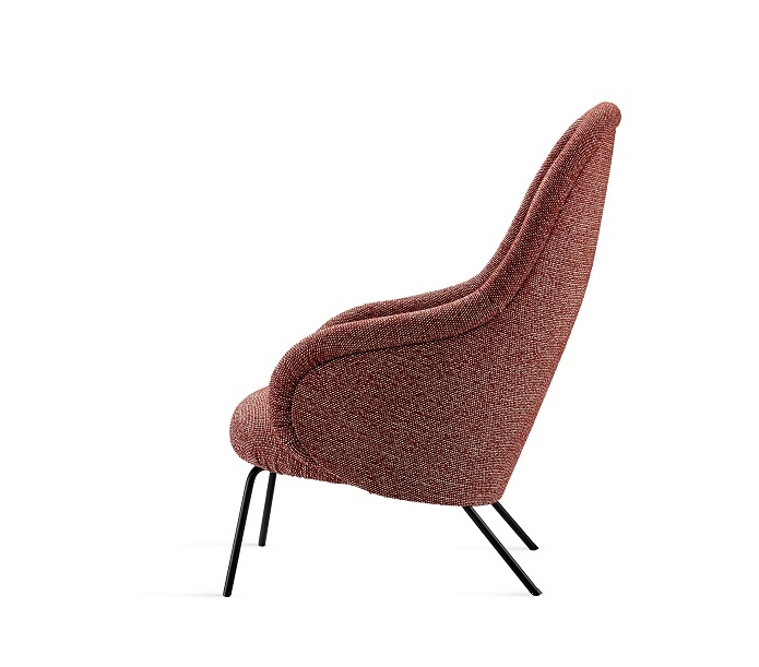 Ona Lounge Chair High Sessel, Freifrau Manufaktur, seitliche Ansicht. Roter Stoffbezug und schwarze Beine. Design Sessel.