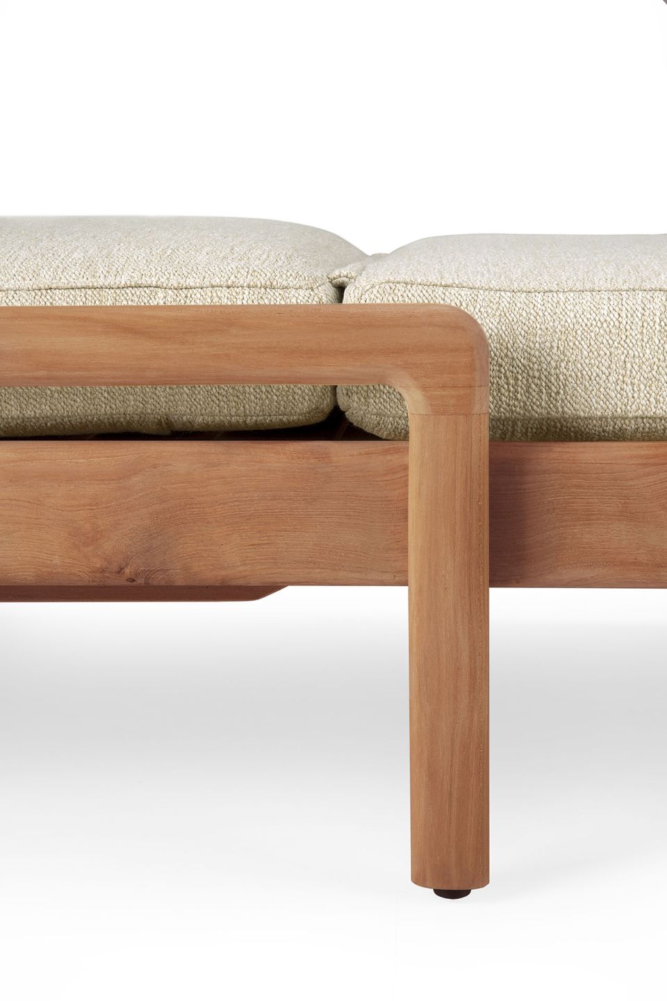 Detailaufnahme: Kissen für Jack Outdoor Liege von Ethnicraft, Textur und Holzrahmen sichtbar.