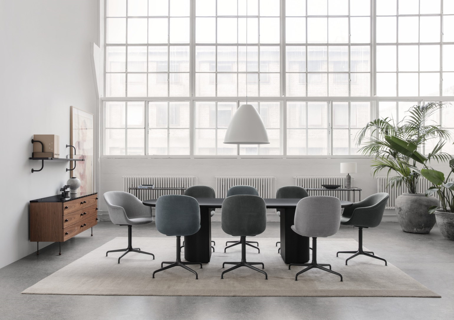 Elliptischer Moon Esstisch von Gubi mit Stühlen in einem hellen, modernen Esszimmer.