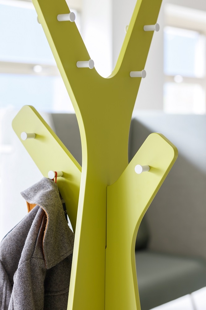 Cascando Tree Garderobe in Gelb mit Jacke, moderne Designergarderobe für Büro und Zuhause.