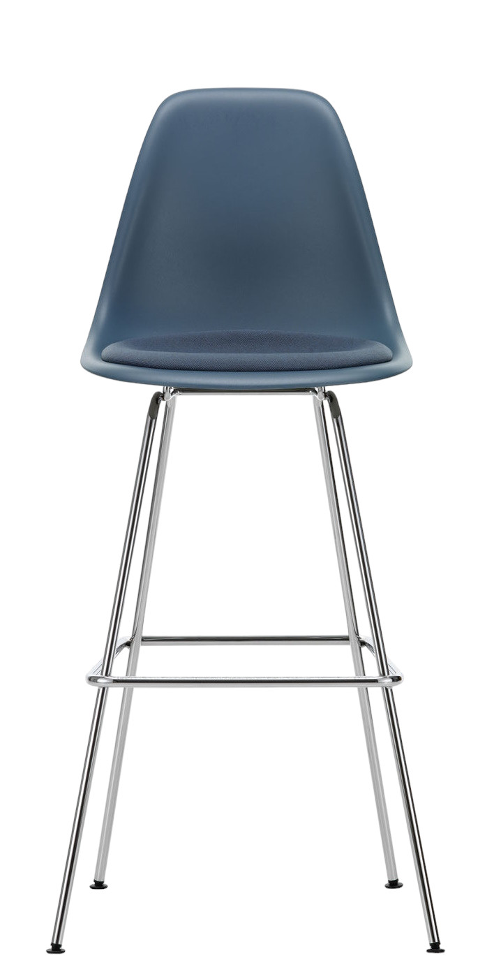 Blauer Eames Plastic Bar Stool Barhocker mit Sitzpolster und verchromtem Gestell.