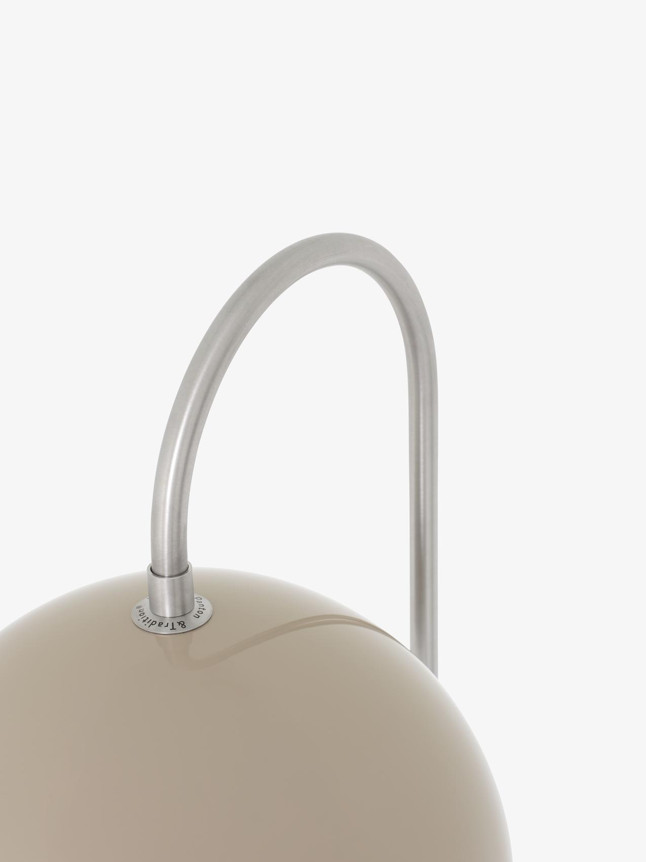 Detailaufnahme der Flowerpot VP12 Stehleuchte von AndTradition, beige mit gebogenem Metallstab.