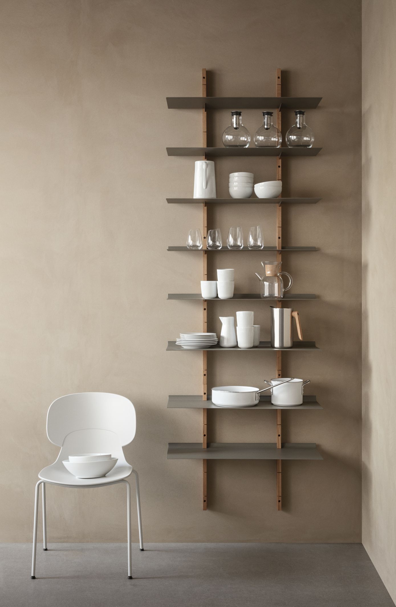 Smile Regal Set Eiche: Wandregal aus Eiche mit Geschirr und Küchenutensilien auf grauen Regalböden.