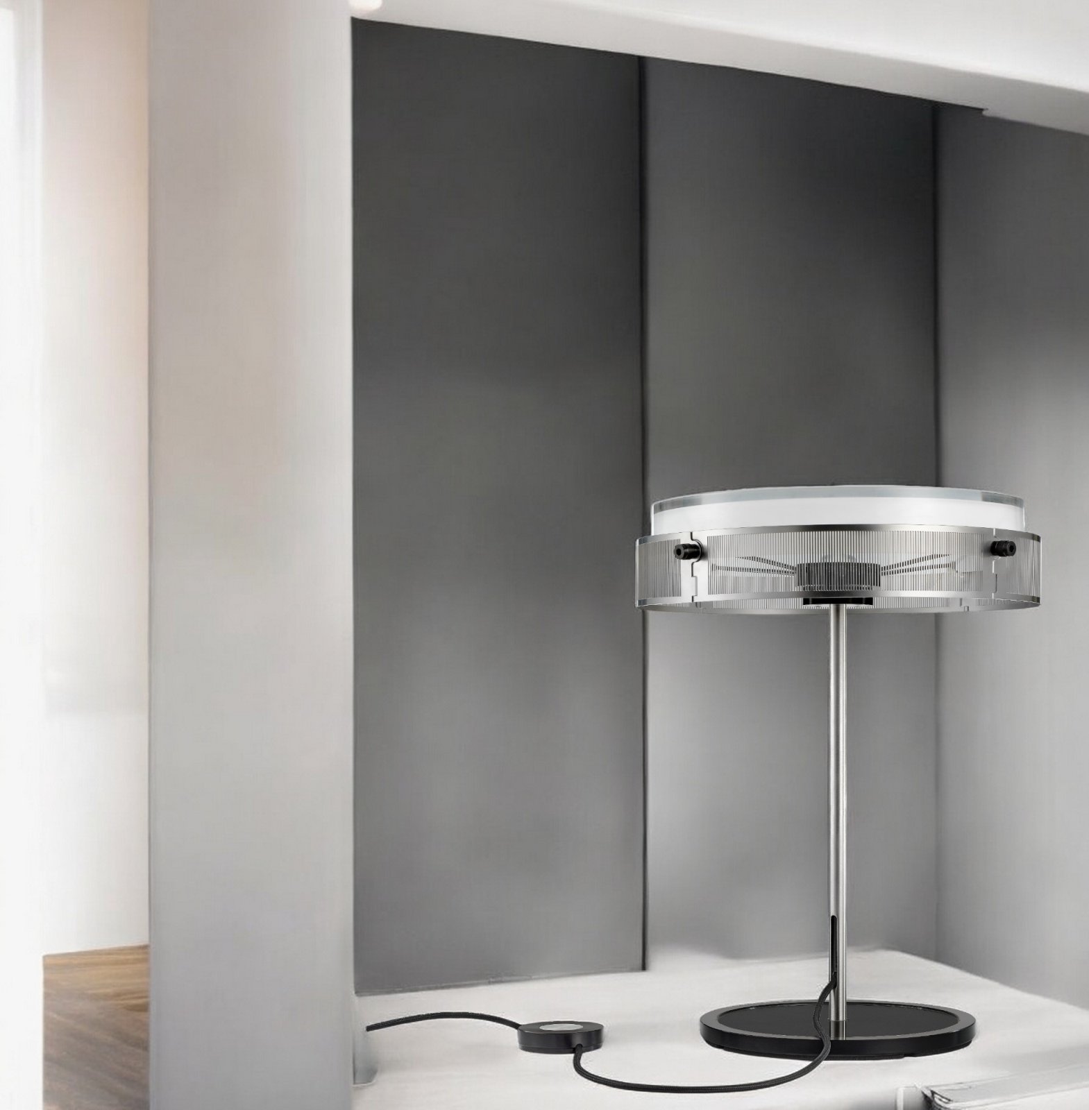 Anima Tischleuchte Lumina: Moderne Lampe mit silbernem Gestell und rundem, transparentem Lampenschirm.