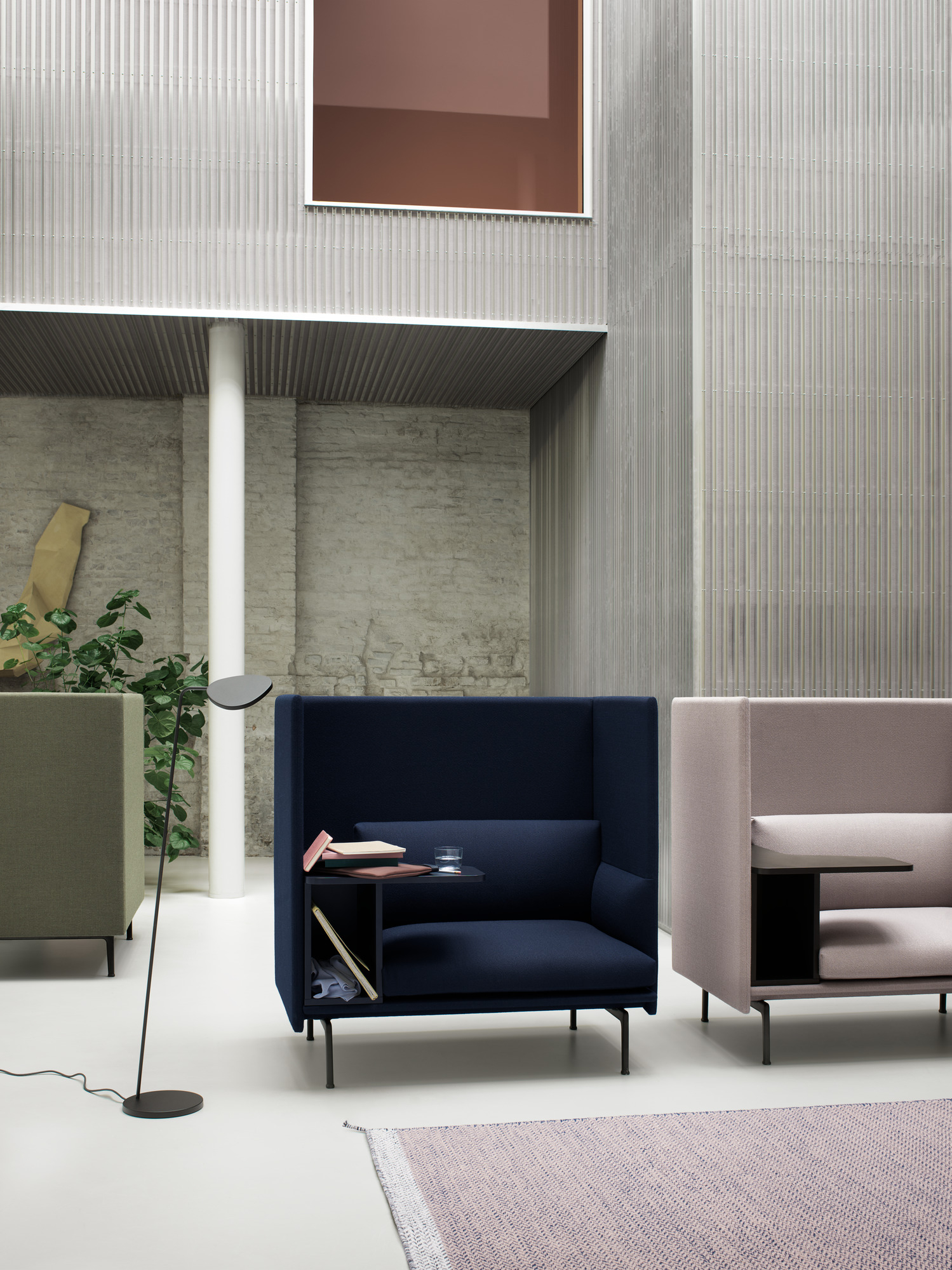 Muuto Outline Highback Sofa, 2-Sitzer in Blau, mit integriertem Tisch, modernes Design für Büro und Wohnzimmer.