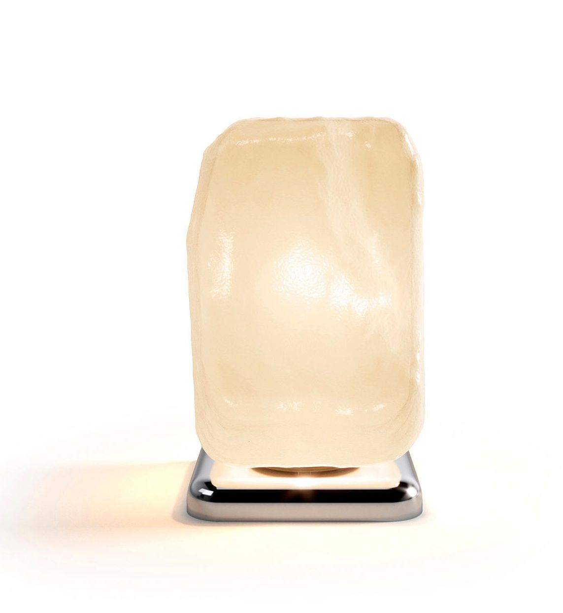 Nahaufnahme der Cassina Stone Light Tischleuchte mit beigem Lampenschirm und silbernem Sockel.