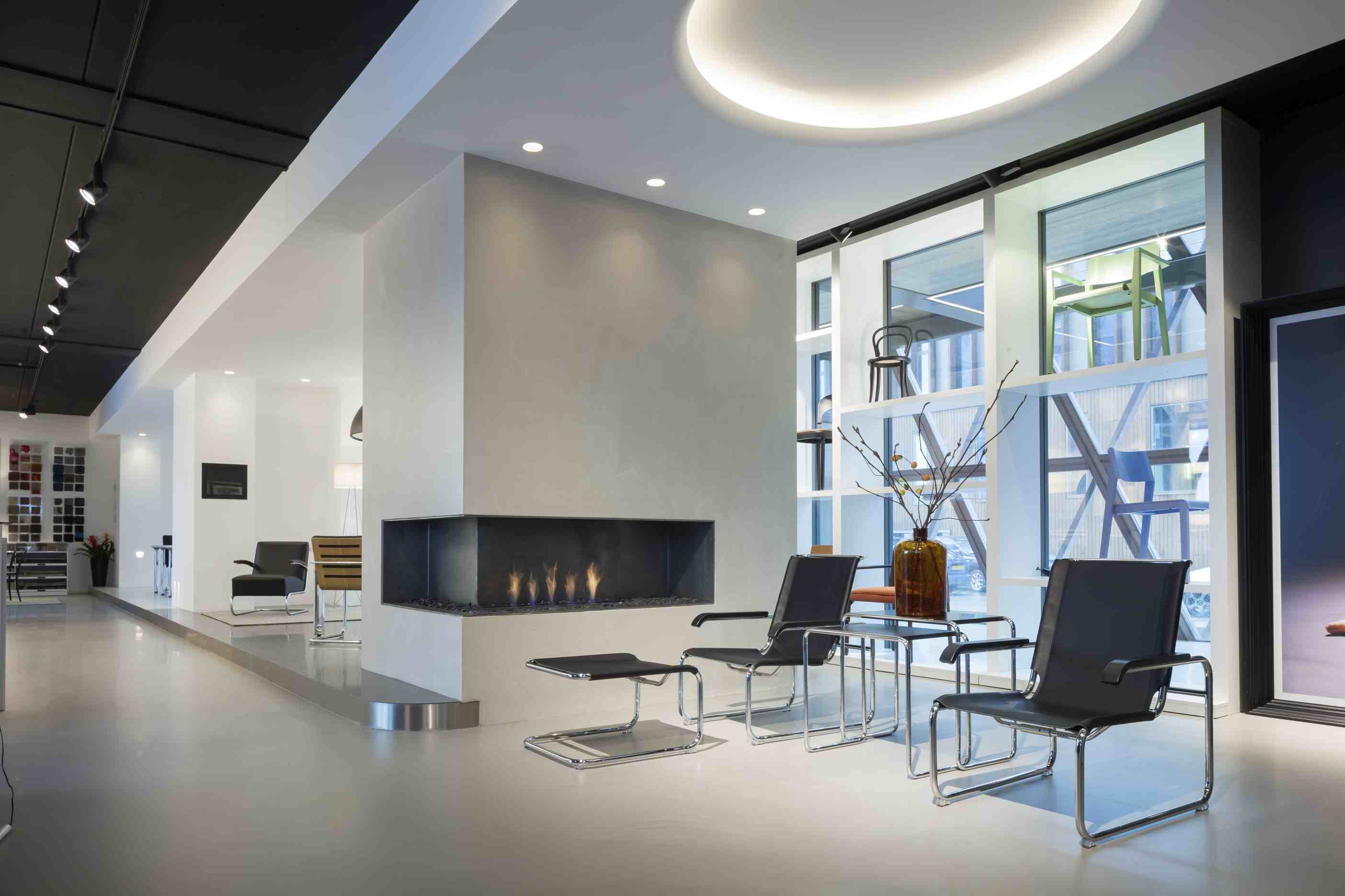 S 35 LH Hocker von Thonet im modernen Wohnzimmer mit Stahlrohr-Möbeln und Kamin.