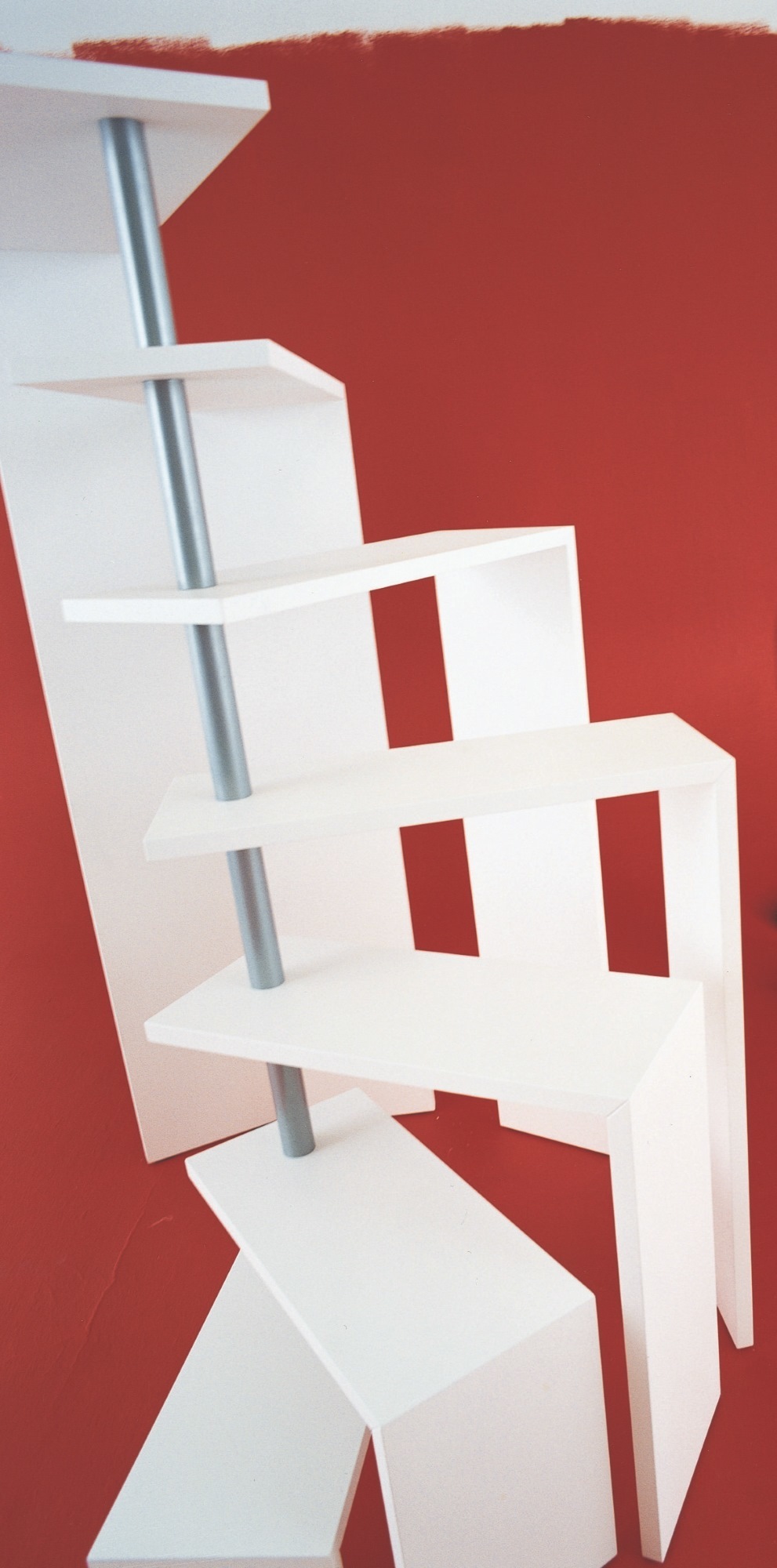 Weißes Drehregal mit silberner Säule, modernes Design für Wohnzimmer und Büro.