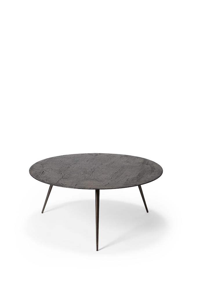 Runder Luna Couchtisch im Lava Whisky Design von Ethnicraft mit drei Beinen.