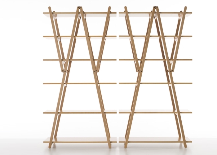 Zwei Nuvola Rossa Regale von Cassina, modernes Design Bücherregal aus hellem Holz.