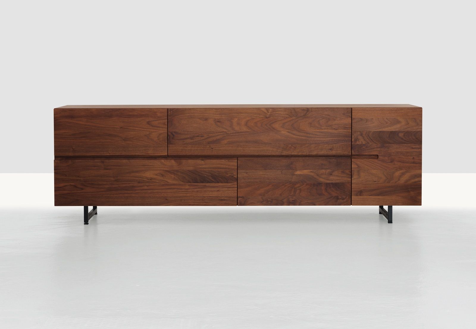 Low Sideboard aus Massivholz mit Schubladen und minimalistischen Metallfüßen. Modernes Sideboard für Wohnzimmer.