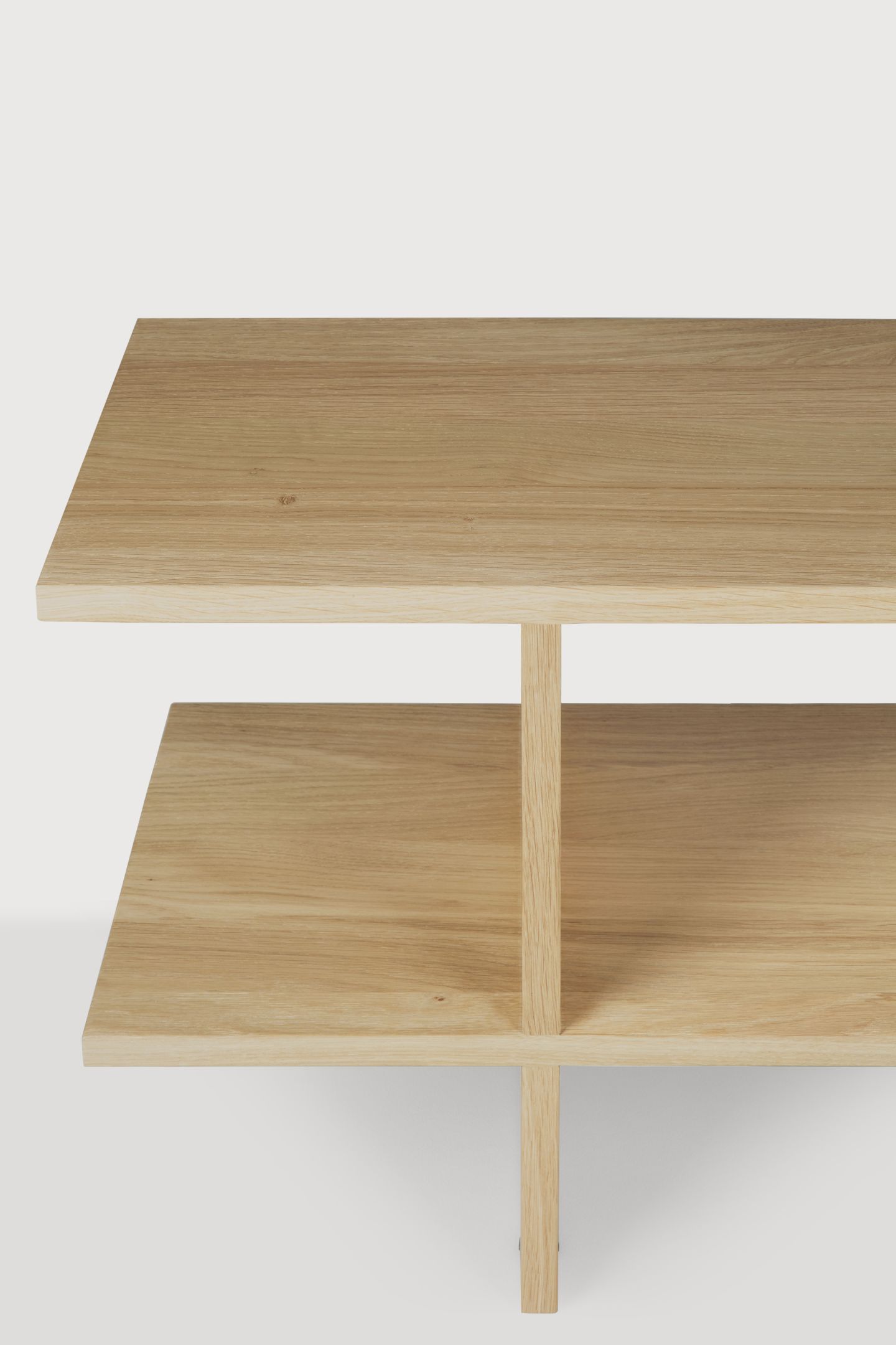 Detailaufnahme des Ethnicraft Kabuki Beistelltischs aus hellem, massivem Eichenholz mit zwei Ablageflächen.