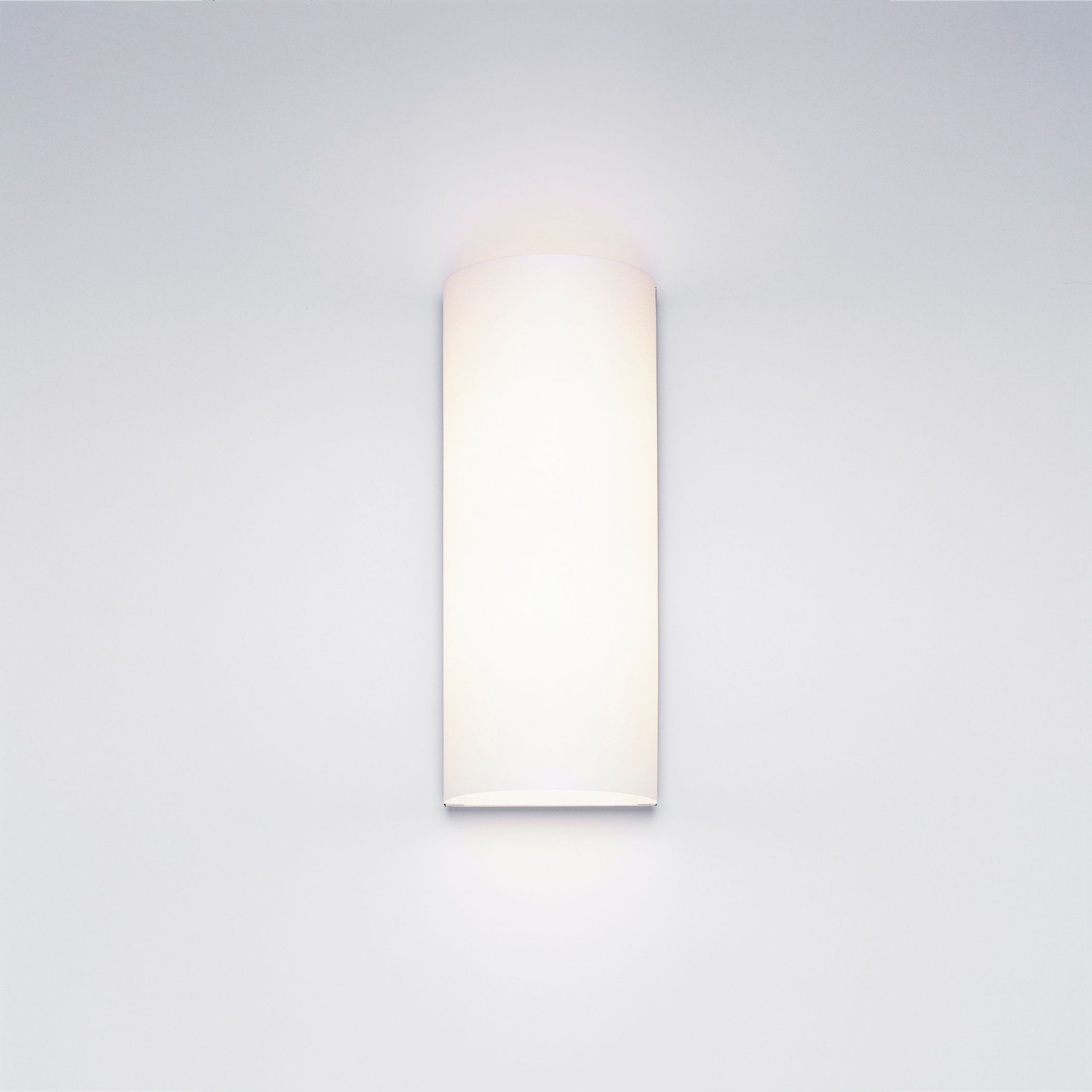 Weiße Club Wandleuchte von Serien Lighting an einer weißen Wand, indirekte Beleuchtung.