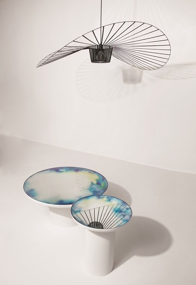 Vertigo Pendelleuchte XS von Petite Friture in Weiß über zwei weißen Tischen mit blauem Dekor.