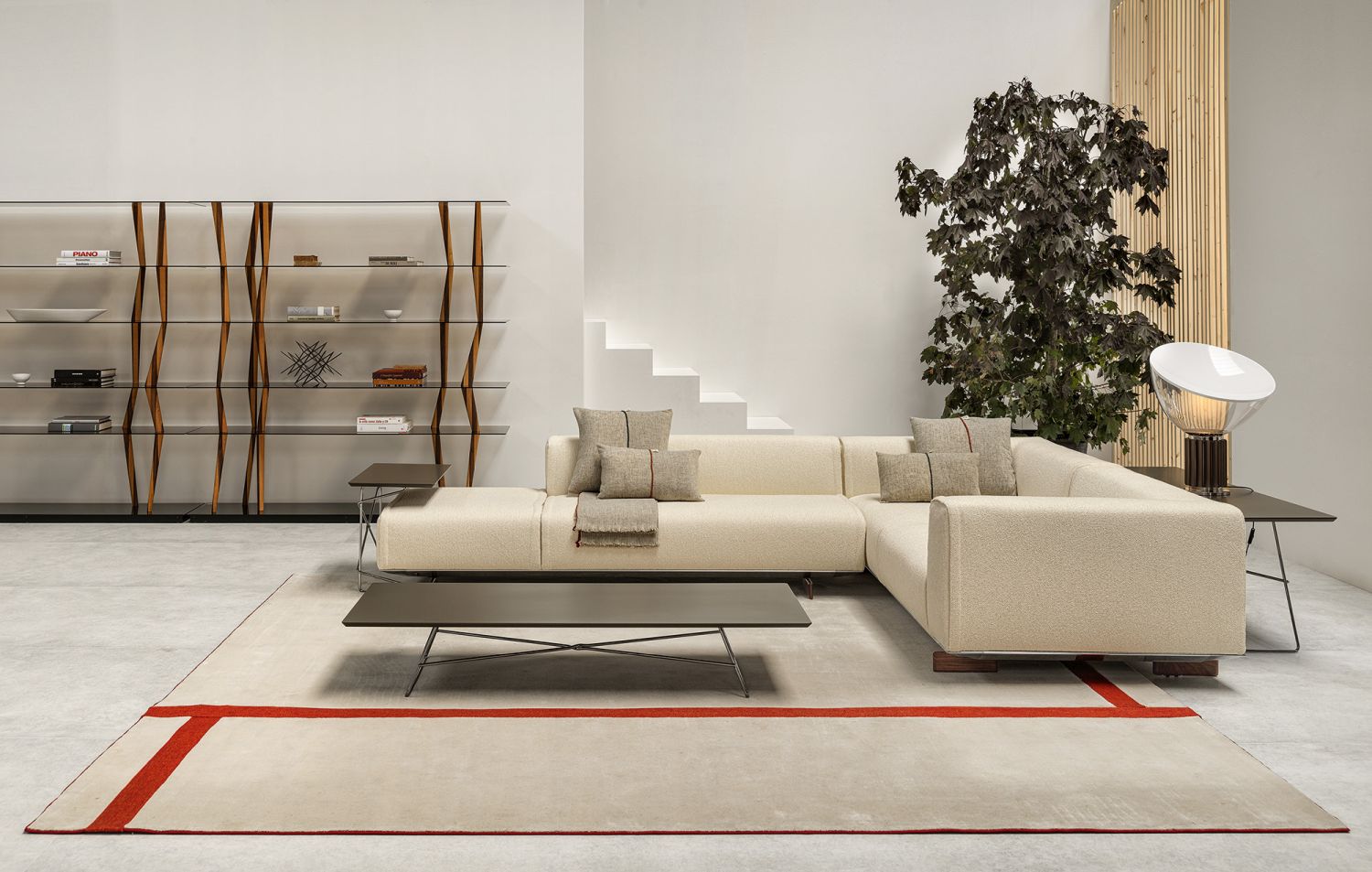 Wohnzimmer mit Casamania Horm Sendai Regal, Sofa, Teppich und Couchtisch in modernem Design.