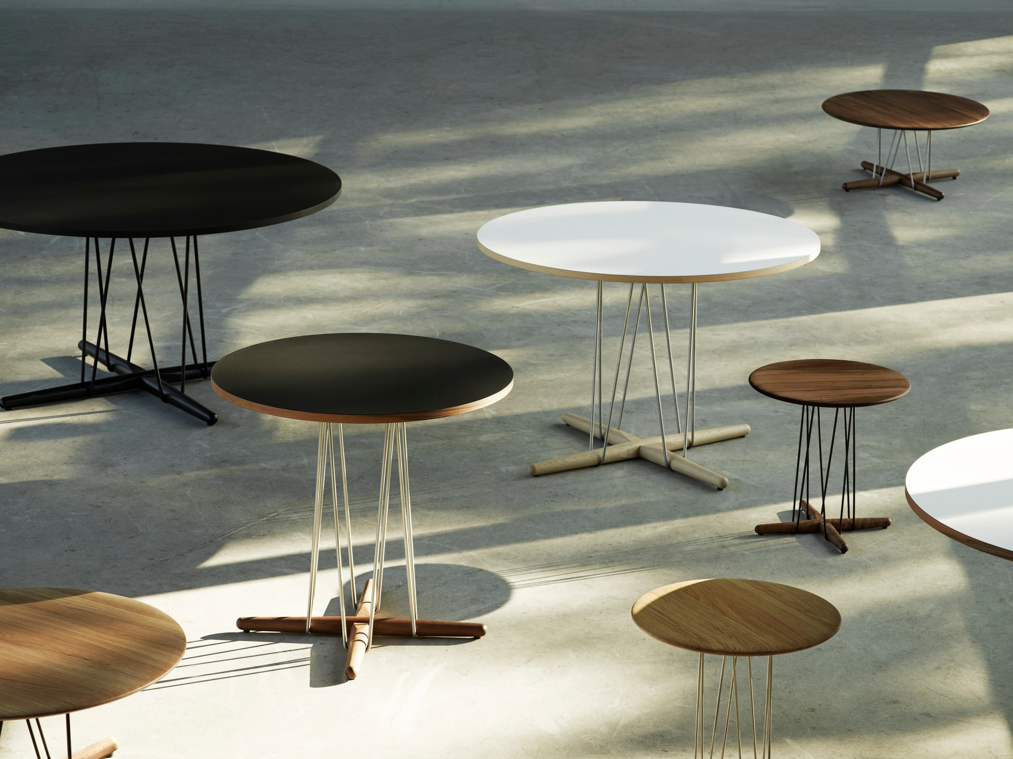 Embrace Lounge Table Tisch Carl Hansen & Søn Stahl schwarz pulverbeschichtet - Eiche geseift