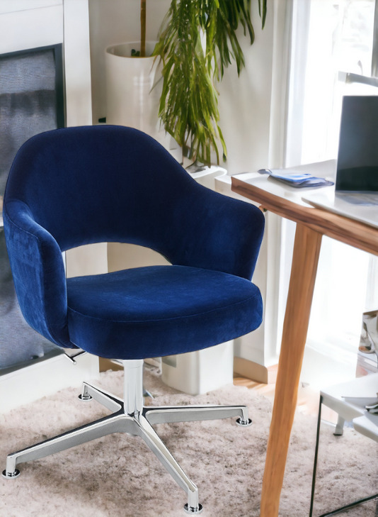 Blauer Saarinen Relax Konferenzstuhl mit Armlehne und 4-Stern Drehfuß von Knoll International.