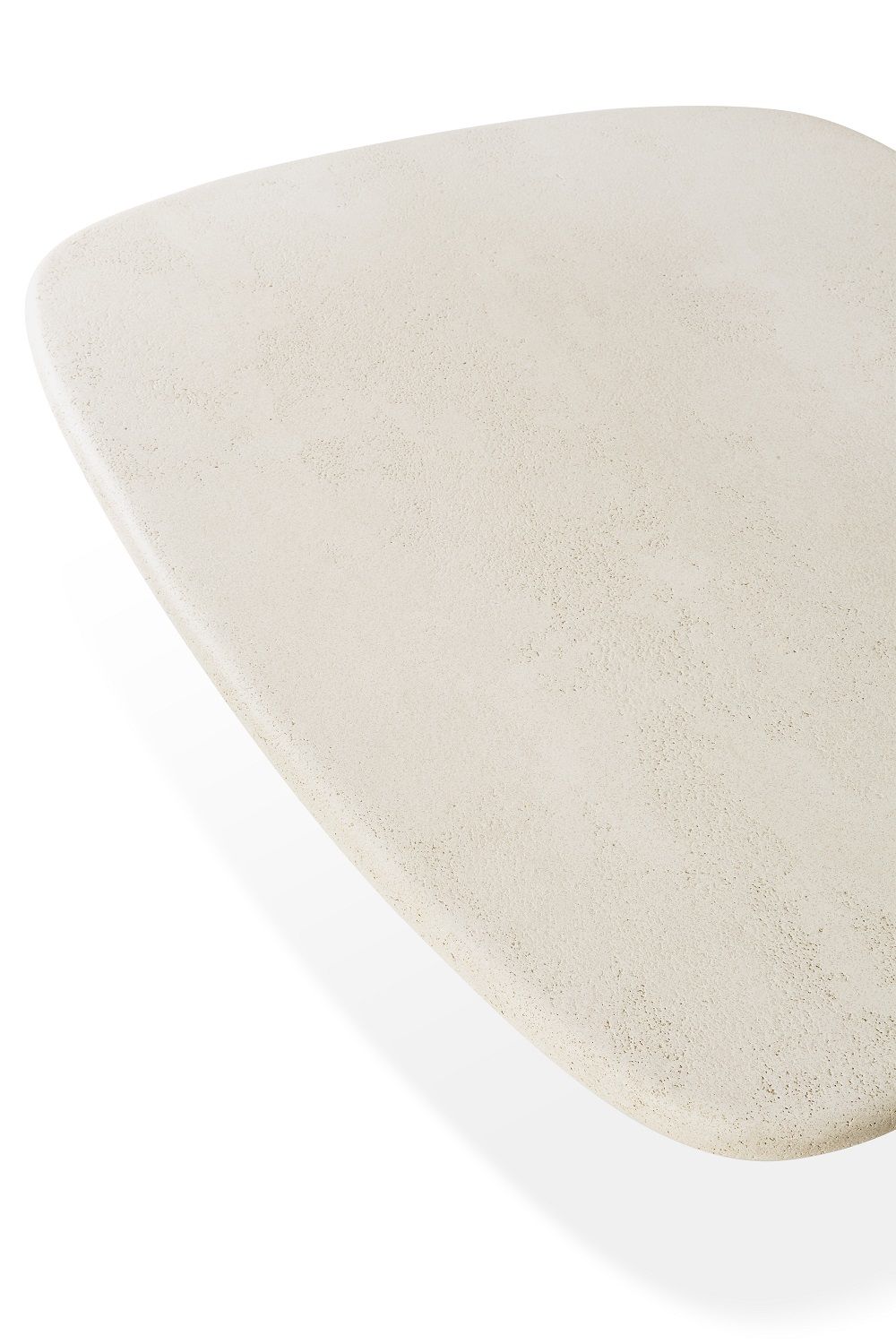 Detailaufnahme des Ethnicraft Elements Couchtisches in Kieselform mit Microzement-Oberfläche. Moderner Wohnzimmertisch.