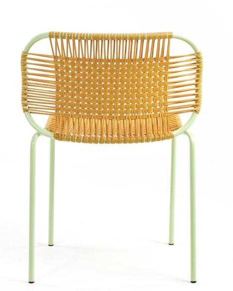 Rückansicht eines Cielo Stacking Chair: Stapelbarer Outdoor Stuhl mit Rattan-Geflecht und mintfarbenem Gestell.