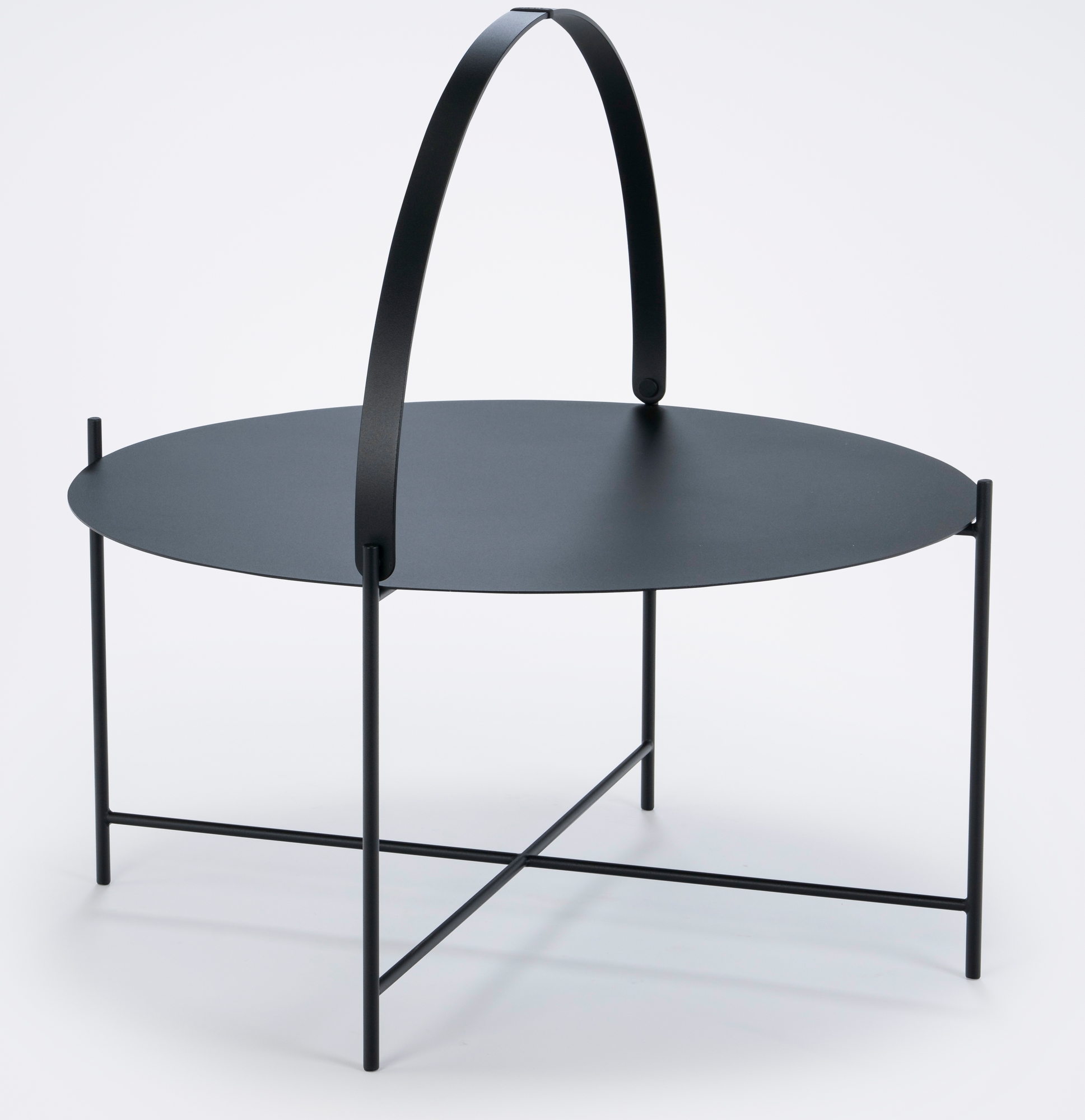 Schwarzer Edge Tray Table Beistelltisch von Houe, groß, mit rundem Tablett und Tragegriff.