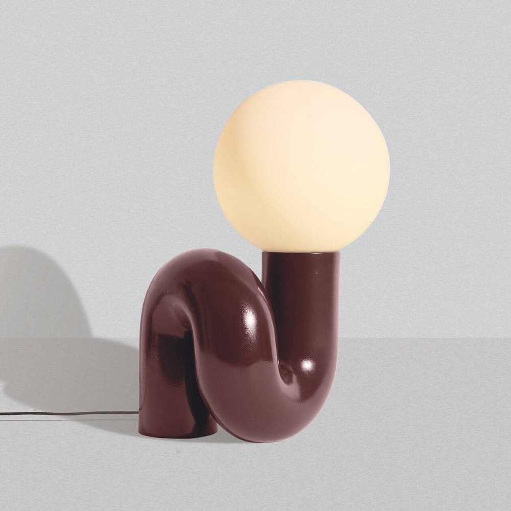 Neotenic Tischleuchte groß von Petite Friture: Moderne Lampe mit bordeauxfarbenem Fuß und Kugelschirm.