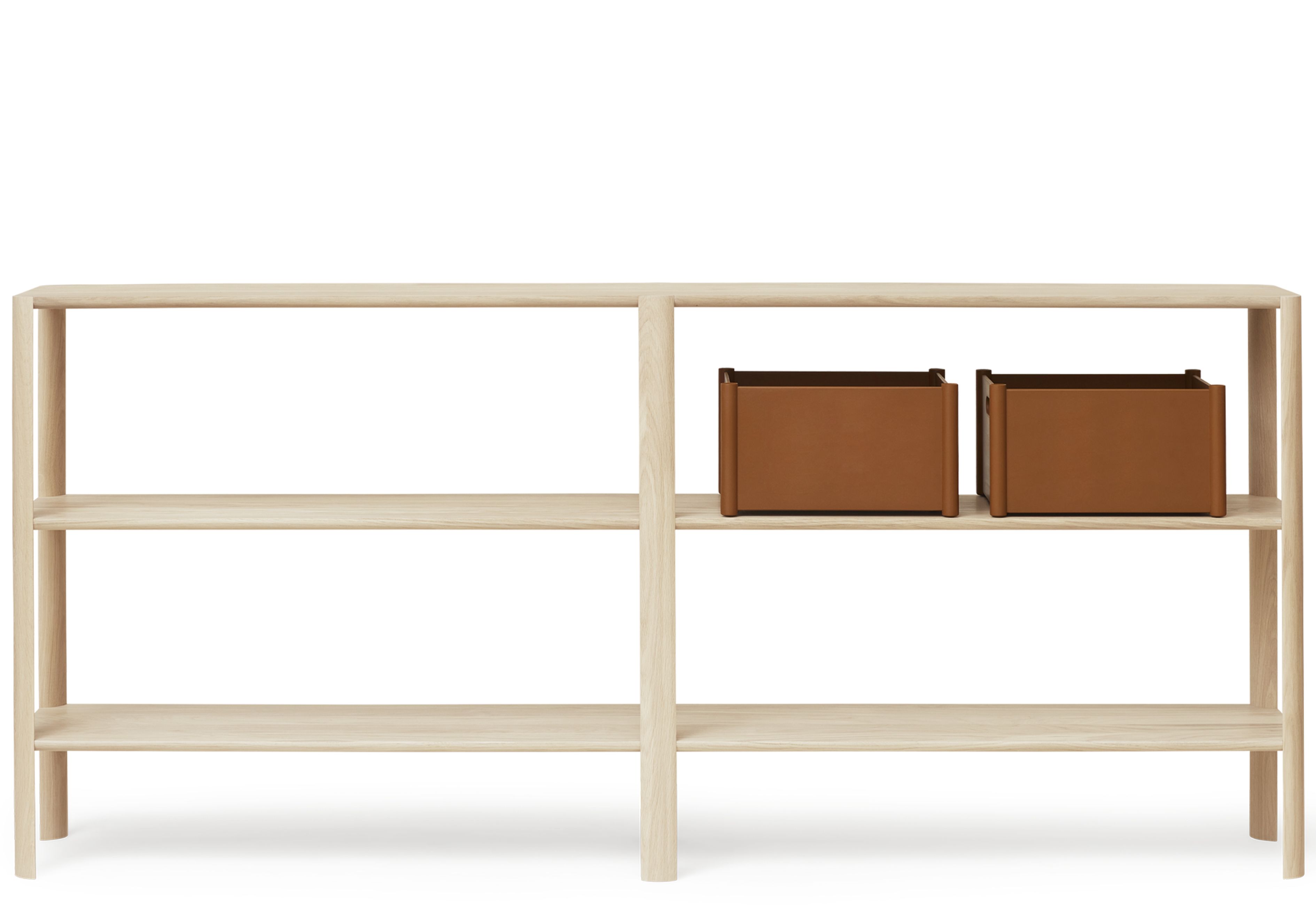 Leaf Regal 2x3 von Form & Refine: Modernes, geöltes Eichenregal mit zwei braunen Aufbewahrungsboxen.