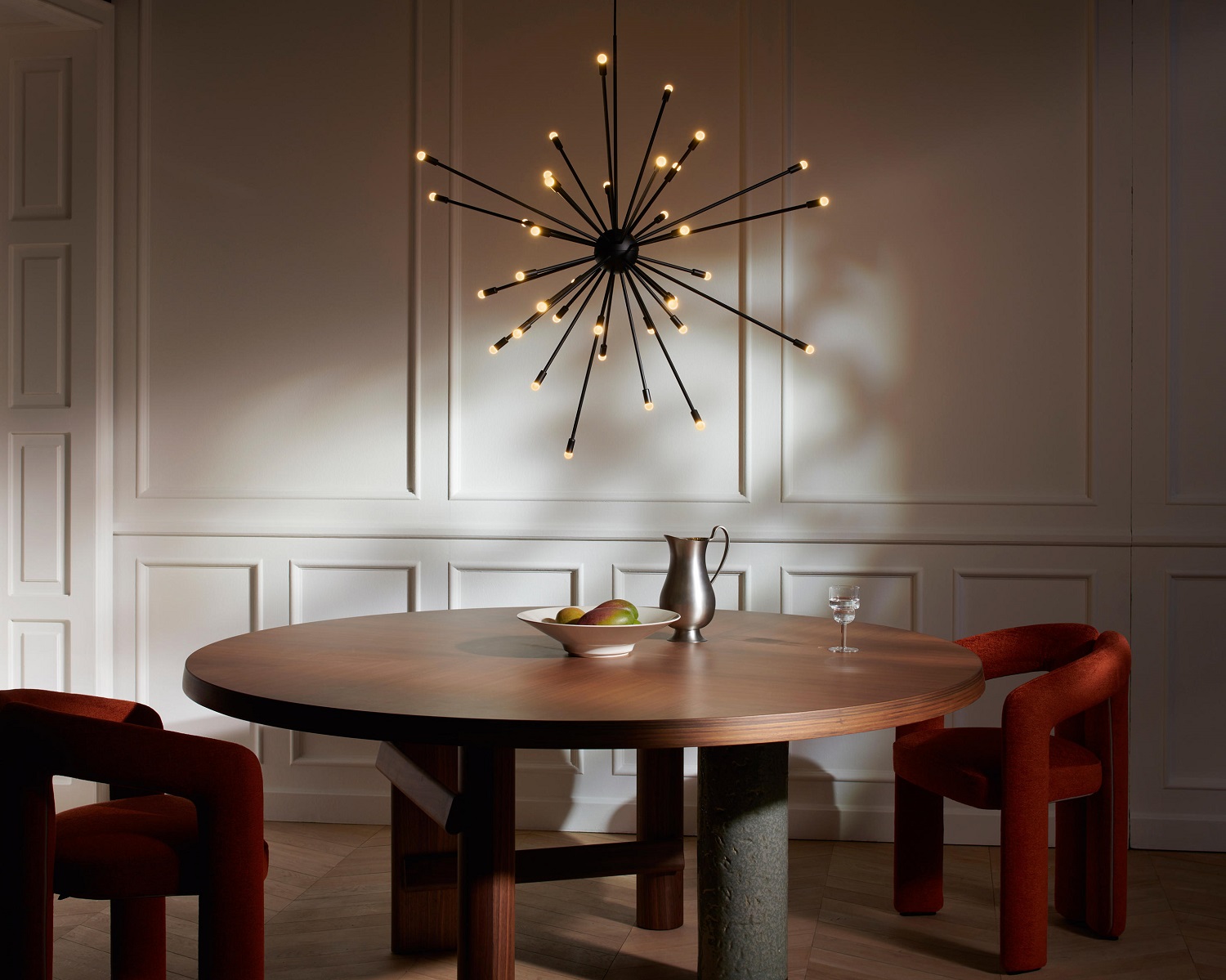 Galaxy Hängeleuchte über Esstisch: Moderne Cassina Pendelleuchte mit filigranen Leuchtarmen für stilvolles Ambiente.