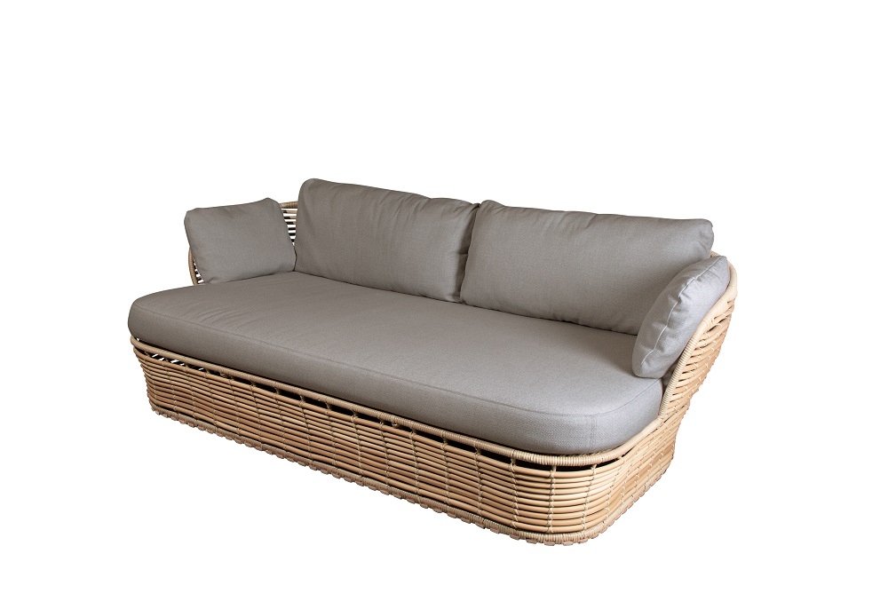 Basket Outdoor Sofa 2-Sitzer von Cane-Line mit hellgrauen Kissen und Rattan-Geflecht für den Garten.