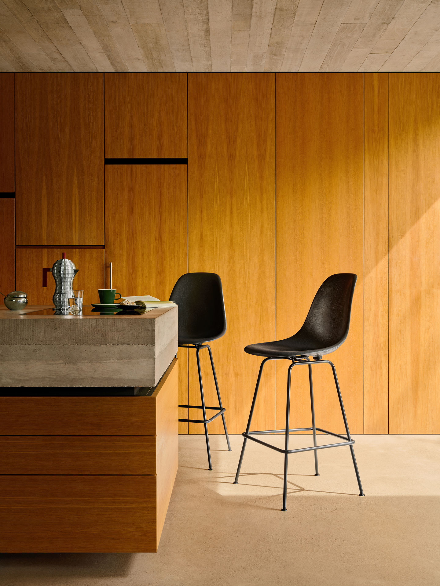 Eames Fiberglass Bar Stool Medium Barhocker Vitra