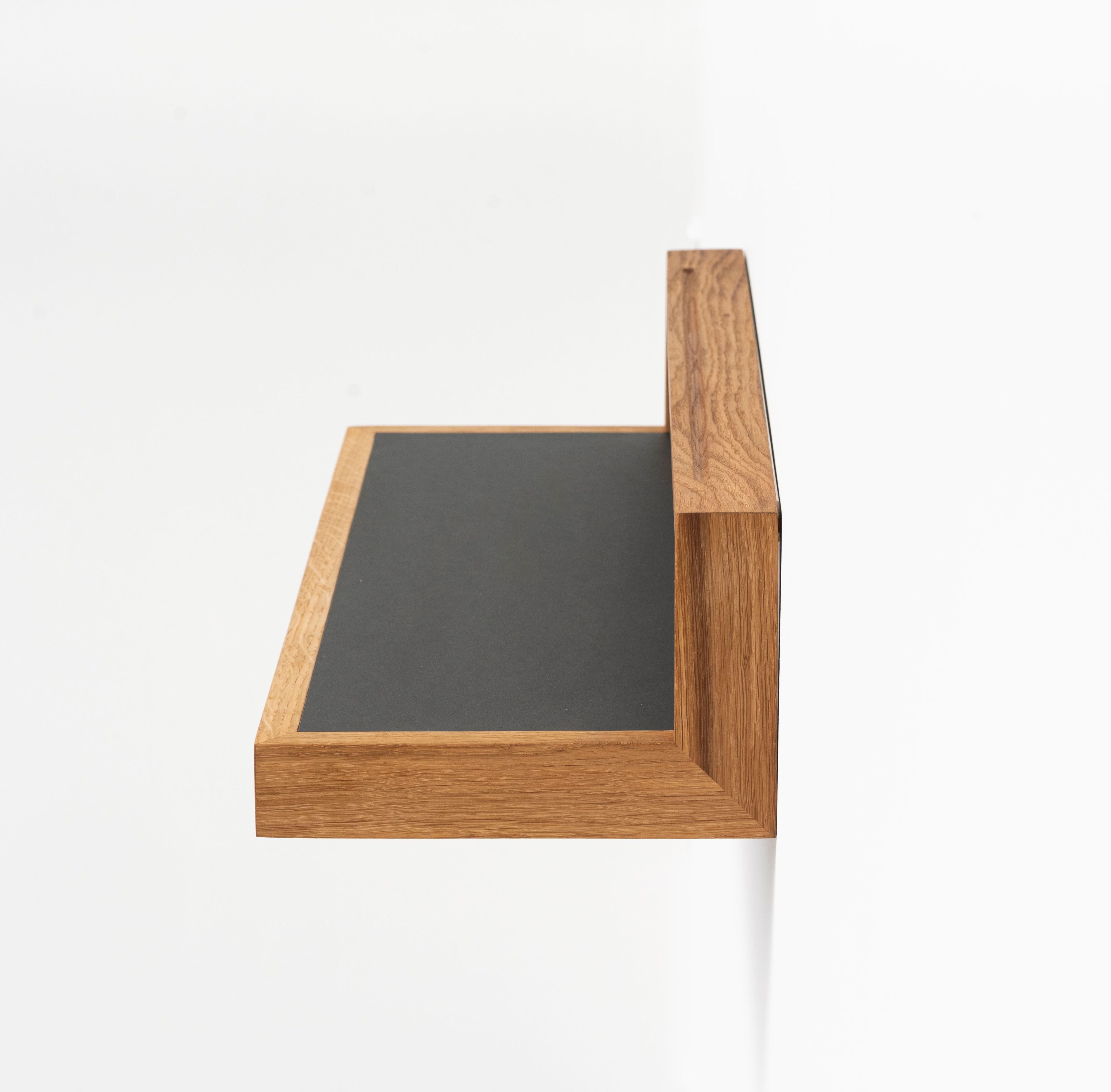 Anthrazitfarbenes Ablageboard buck2 aus Holz, seitliche Ansicht. Wandregal für Büro oder Wohnzimmer.