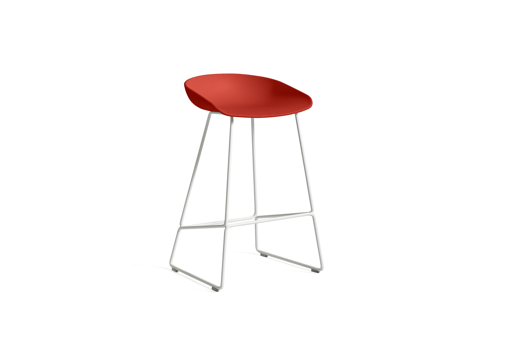 Roter About a Stool AAS38 Barhocker von Hay mit weißem Gestell, modernes Design.