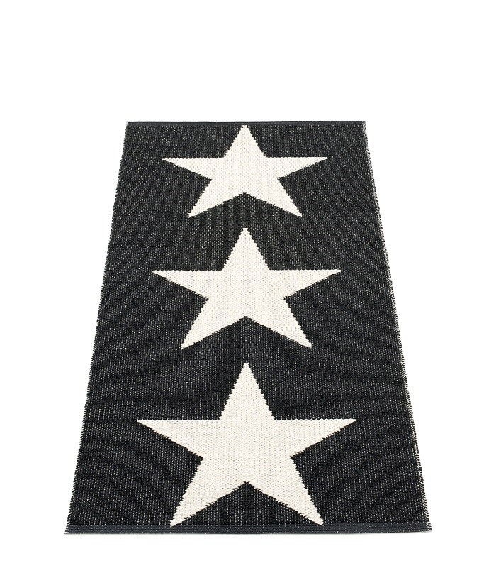 Schwarzer Viggo One Kunststoffteppich 70x150 cm von Pappelina mit drei weißen Sternen im Detail.