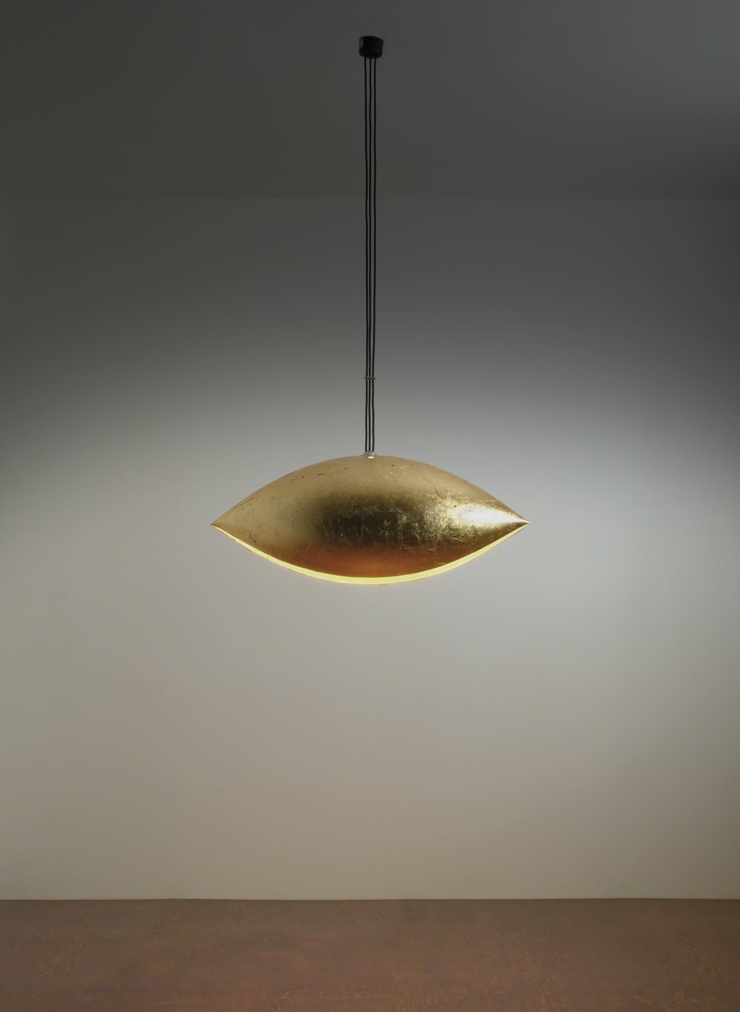 Goldene Malagola Hängeleuchte von Catellani & Smith, modernes Design für Wohnzimmer und Esszimmer.