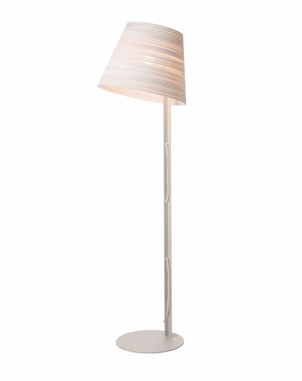 Weiße Tilt Stehleuchte Scraplights von Graypants: Moderne Stehlampe mit geneigtem Lampenschirm für Wohnzimmer und Schlafzimmer.