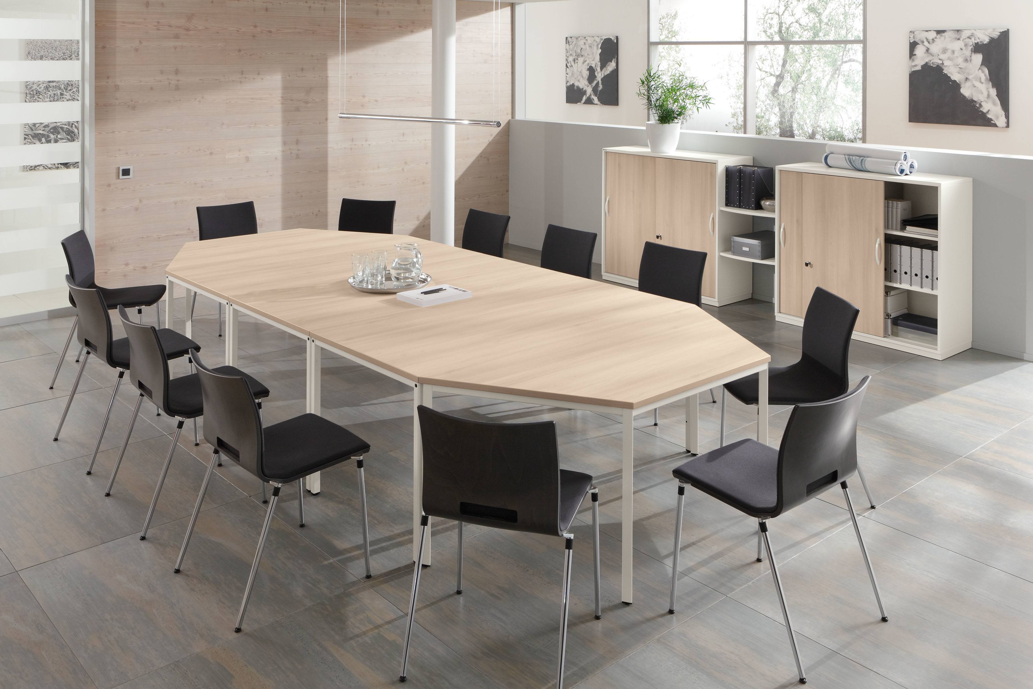 Heller Intro Tec Besprechungstisch von Palmberg mit schwarzen Stühlen in einem modernen Büro.