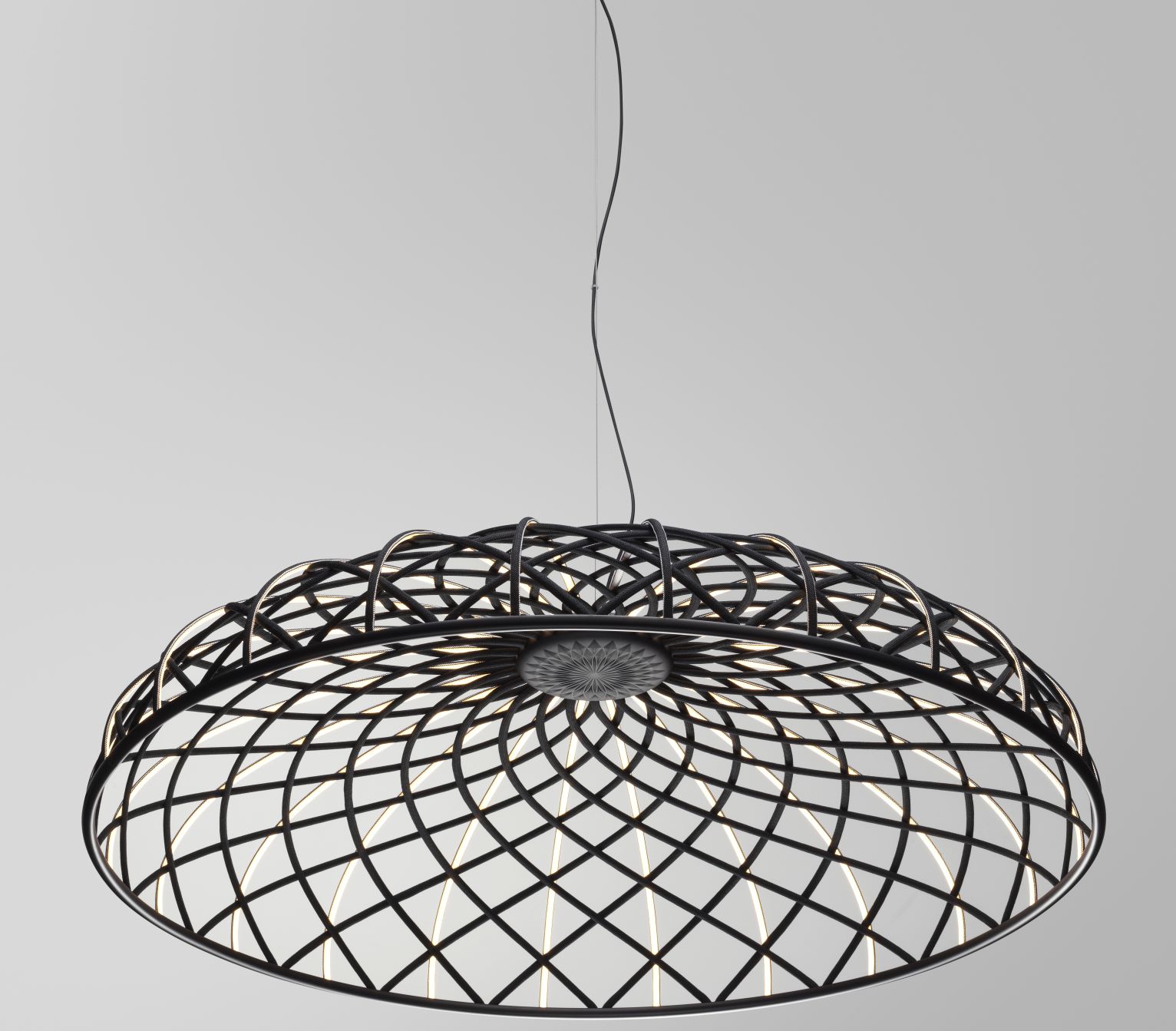 Anthrazitfarbene Skynest Pendelleuchte von Flos mit filigranem Design und warmem Licht. Moderne Hängeleuchte für Wohnräume.