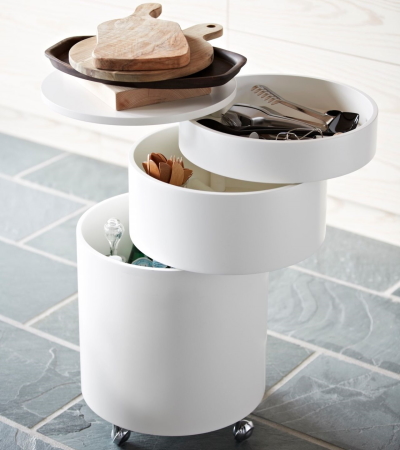 Weißer, dreistöckiger Rollcontainer mit Küchenutensilien und Schneidebrettern für flexible Küchenaufbewahrung.