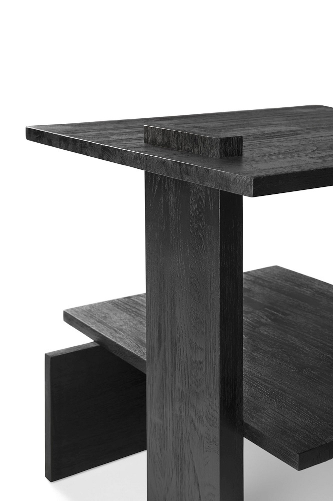 Detailaufnahme des Ethnicraft Teak Abstract Beistelltisches in Schwarz, mit Ablageflächen und minimalistischem Design.