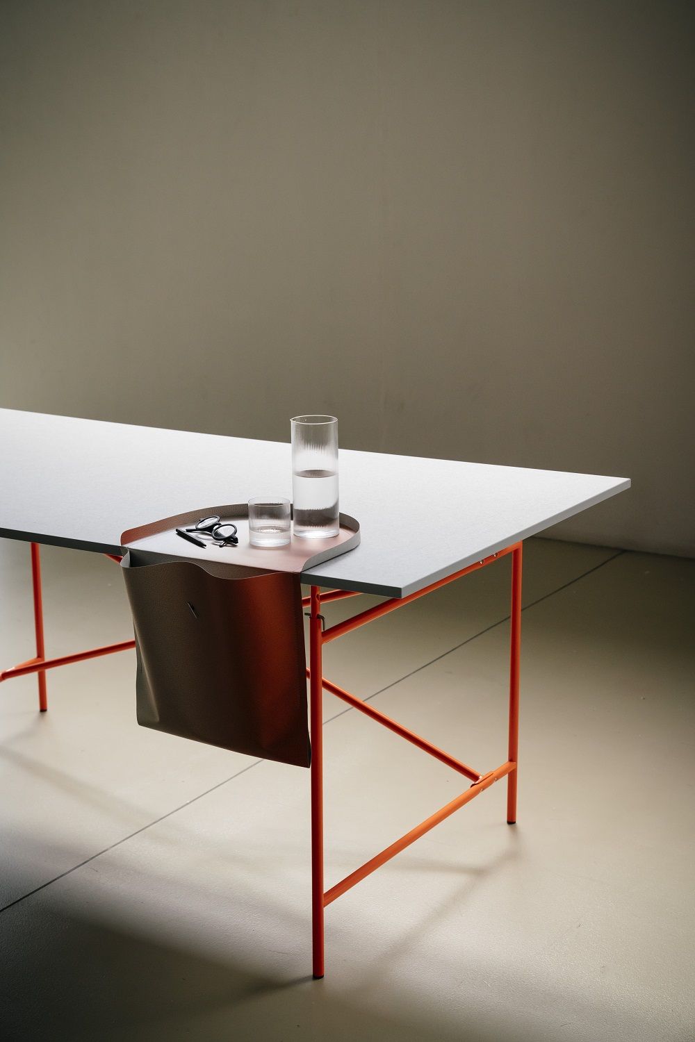 Salto Papiermöbel von Richard Lampert: Schreibtisch mit Organizer aus Leder und Ablage.