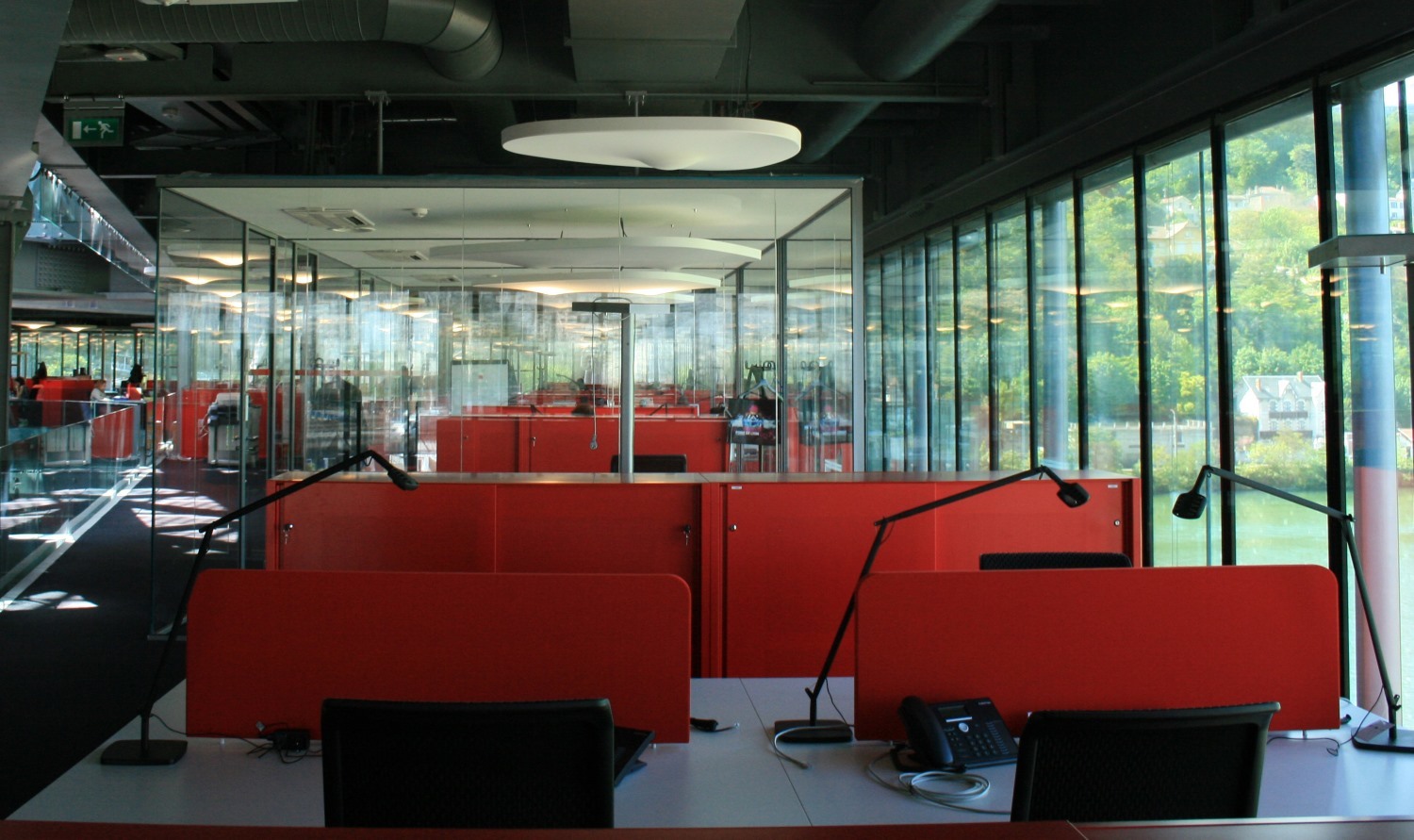 Büro mit Luceplan Petale LED Pendelleuchte, modernes Design, helle Beleuchtung, stilvolle Büroeinrichtung.