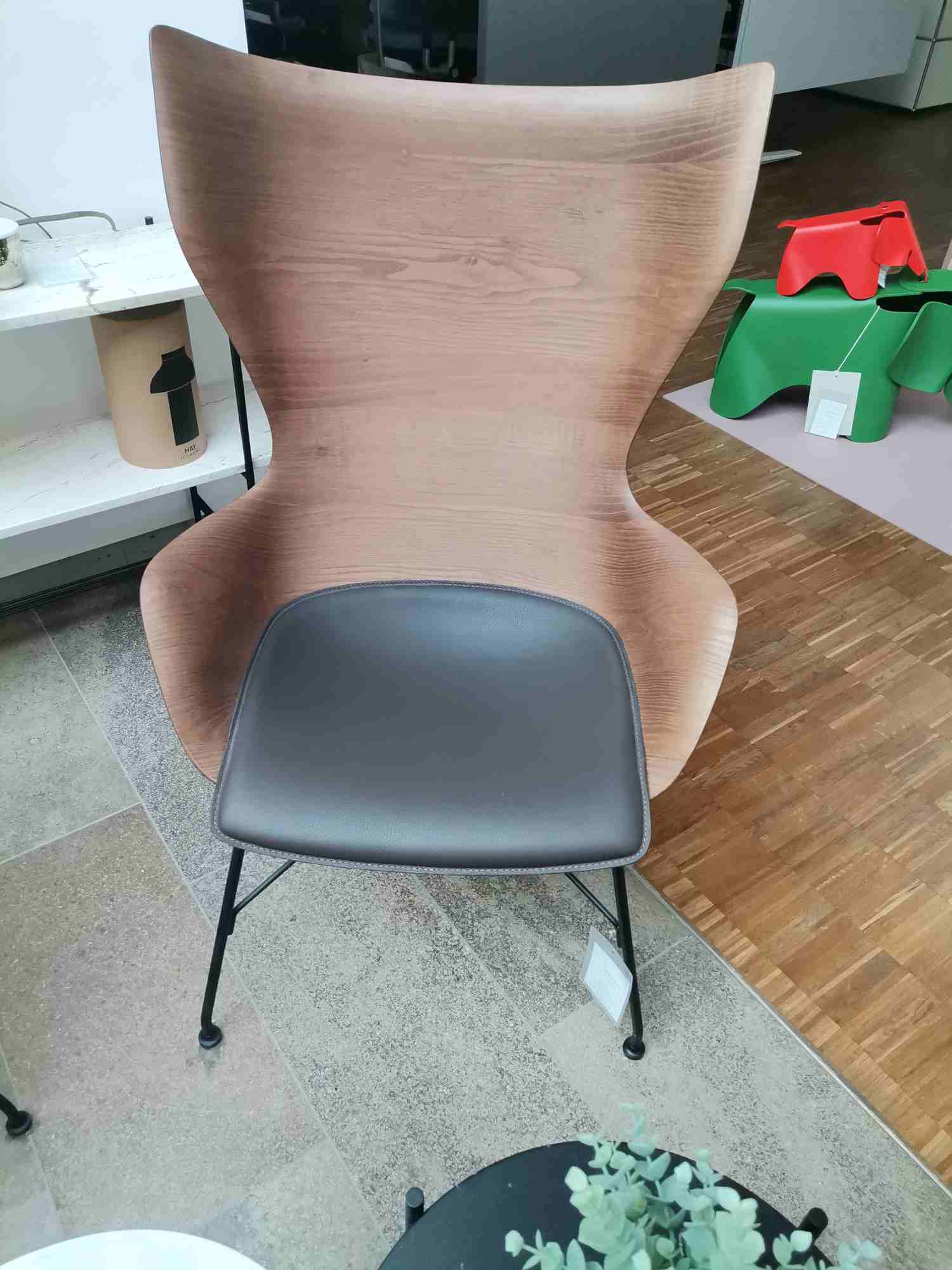 K/WOOD Sessel: Holzstuhl mit grauer Sitzfläche, modernes Design, ideal für Wohnzimmer und Esszimmer.
