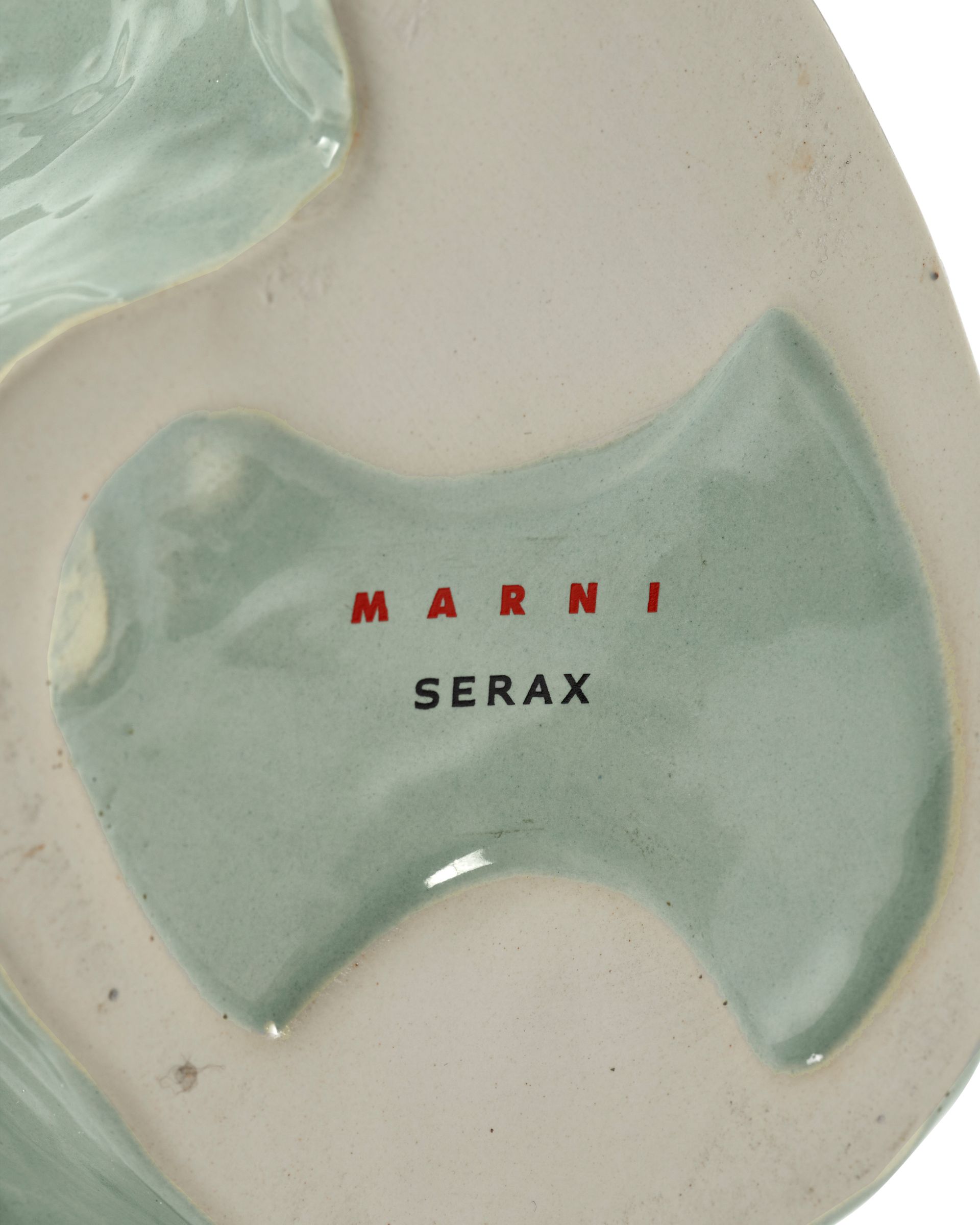 Detailaufnahme der Unterseite der hellblauen Serax Eule Vase mit Marni Logo.