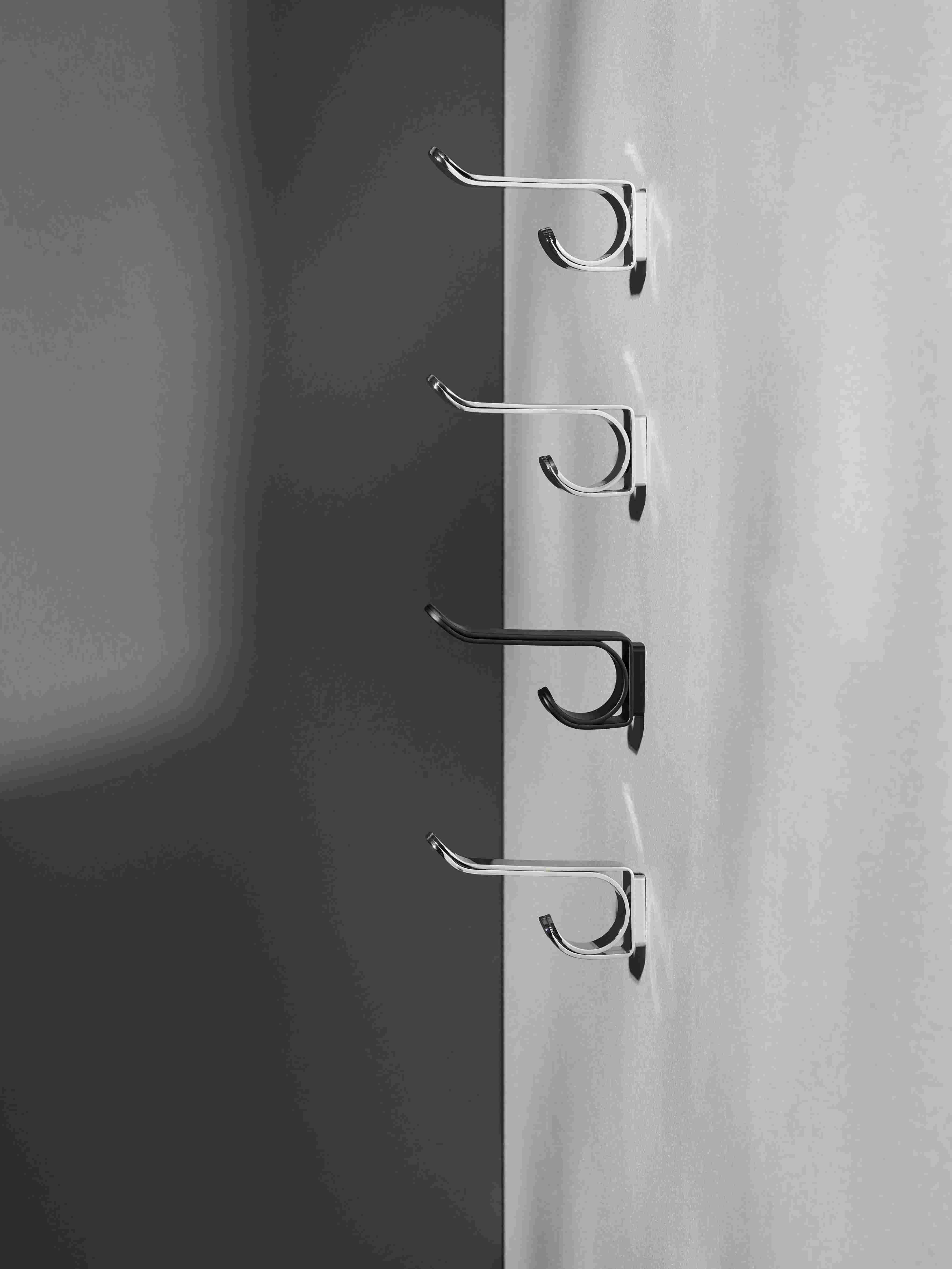 Ayla Wandhaken von Schönbuch in Chrom und Schwarz an einer Wand. Design Haken.