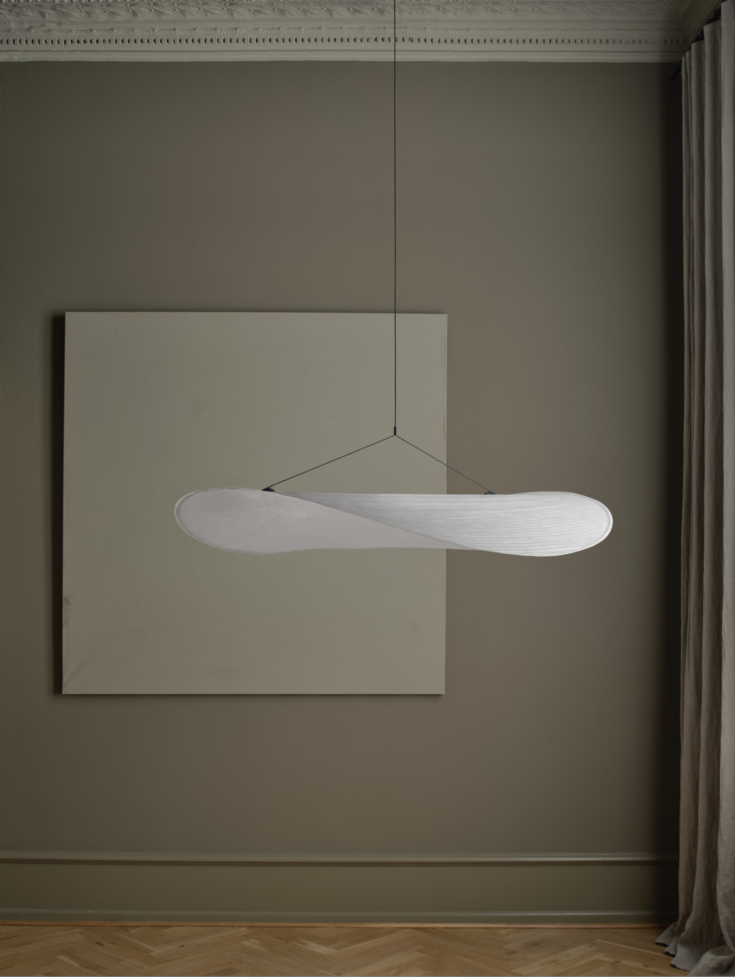 Moderne Tense Pendelleuchte von New Works, Durchmesser 90 cm, schwebend im Raum, minimalistisches Design.